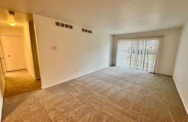 Remodeled One Bedroom at Greenway Park - Free Rent!! Gallery 3