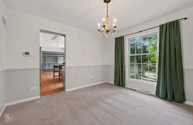 Rarely Available Four Bedroom Walk to Downtown Naperville Gallery 4