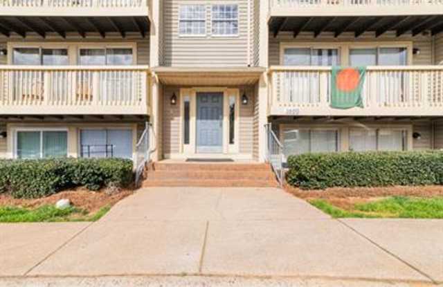Freshly Renovated 3BR Condo Steps from UNCC  Transit - 1600 Arlyn Circle, Charlotte, NC 28213
