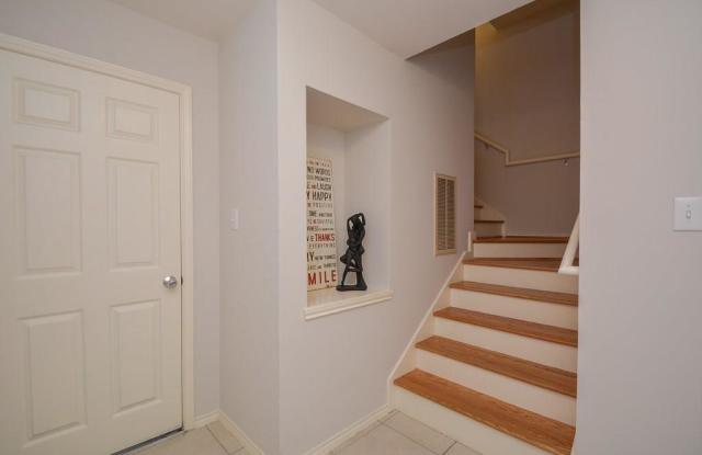 910 E Heights Hollow Lane Gallery 3