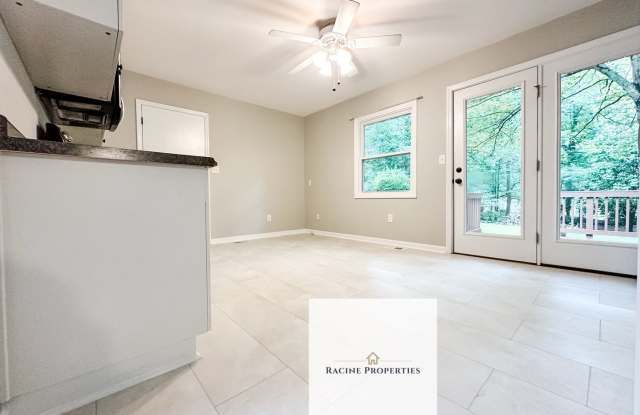 Pet Friendly Home with Fenced Backyard in Taylors, SC! Gallery 4