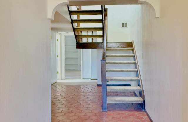 407 IRONDALE Drive Gallery 4