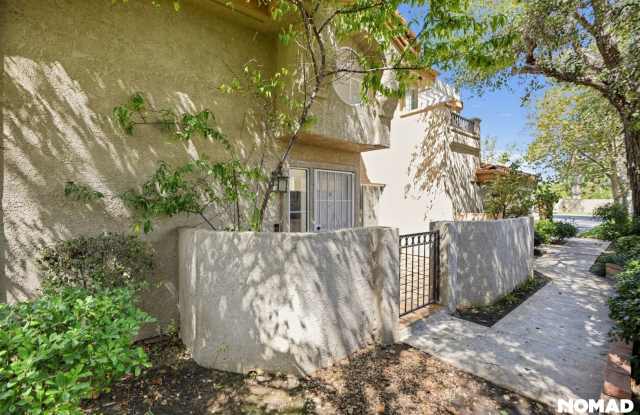 Stunning & Light-Filled 3BR/2.5BA End-Unit Townhome in Prime Valencia Gallery 4