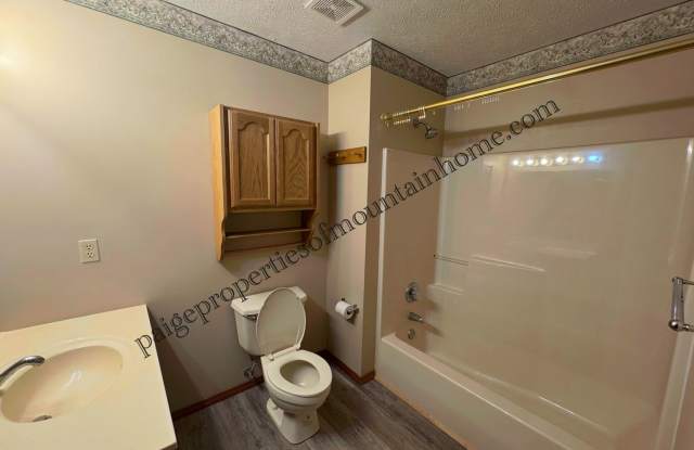 Bright & Spacious 3 Bed / 2 Bath Home in Town! Gallery 3