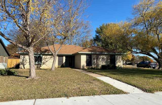 523 SE Gardens Boulevard - 523 Southeast Gardens Boulevard, Burleson, TX 76028