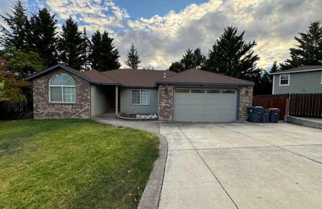 SPACIOUS HOME NESTELED IN THE HILLS OF EAST MEDFORD Gallery 2