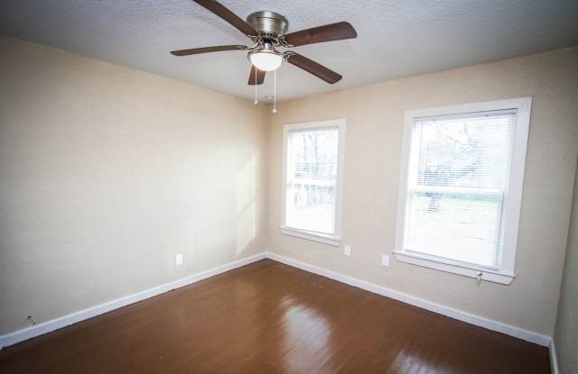 934 Poinsettia Gallery 3