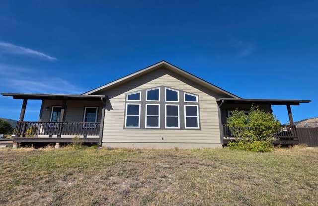 Spacious 3BDR/3BA Single Level home with a detached oversized garage/shop, complete with a kitchenette and 3/4 bath Gallery 1