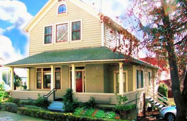 Adorable one bedroom apartment in downtown Grass Valley! Private parking, washer and dryer in unit. photos photos