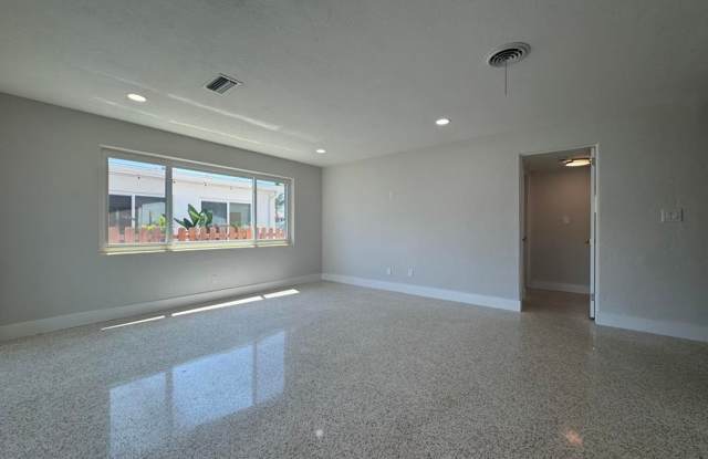 REMODELED 2/1 in Ormond By The Sea Gallery 4