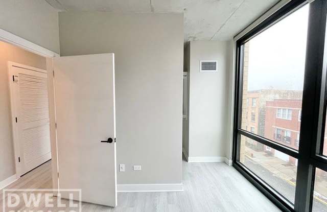 4611 N Broadway Gallery 2
