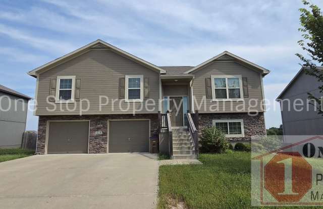 Beautiful 4 bedroom, 3 bathroom home in Raymore! photos photos