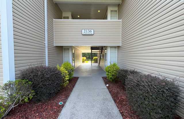 3 Bedroom, 2 Bath Lakeside Condo with Screened-in Balcony is Available Now! Gallery 4