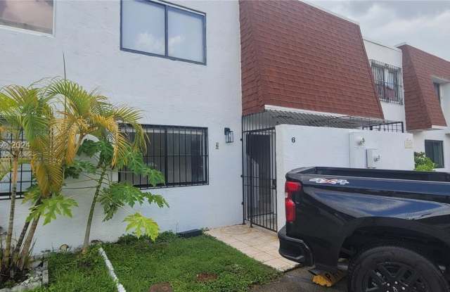 319 NW 109th Ave - 319 Northwest 109th Avenue, Fountainebleau, FL 33172