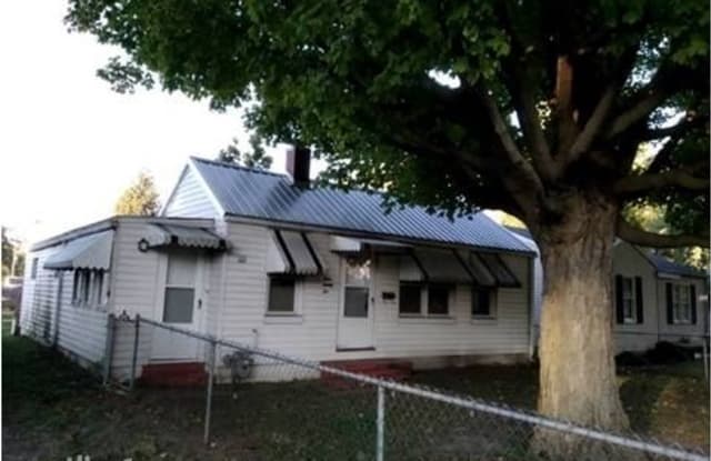 922 East Mueller Ave - 922 East Mueller Avenue, Decatur, IL 62526