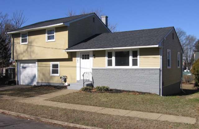 Fantastic split level single family home! Gallery 1