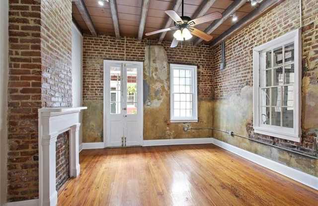 1016 BURGUNDY Street Gallery 3