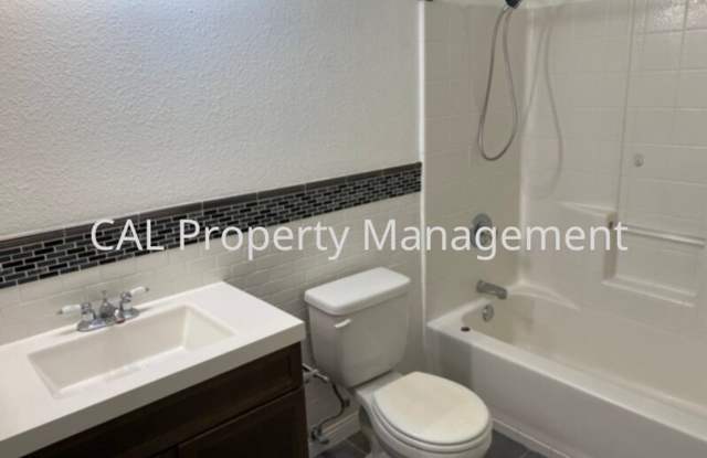 3 Bedroom 2 Bathroom home in Hollister, CA! - 521 Arbour Lane, Hollister, CA 95023