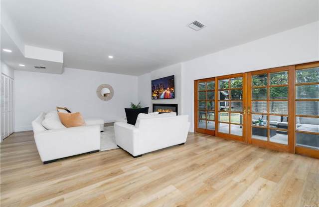 162 Acacia Avenue photos photos