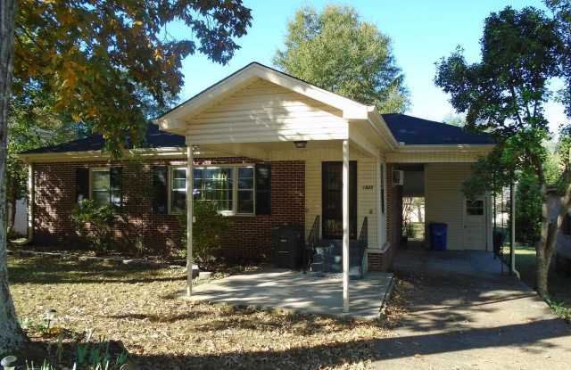 2 bed 1 bath rental home - 1925 Shade Avenue, Florence, AL 35630