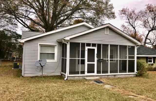 Great Experiences Are Just Around The Corner. Charming 2 bedroom Ranch Style Bungalow. photos photos