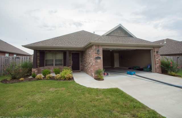 Beautiful 3-bedroom 2 bath Home in Fayetteville!! New Vinyl Plank Floors! photos photos