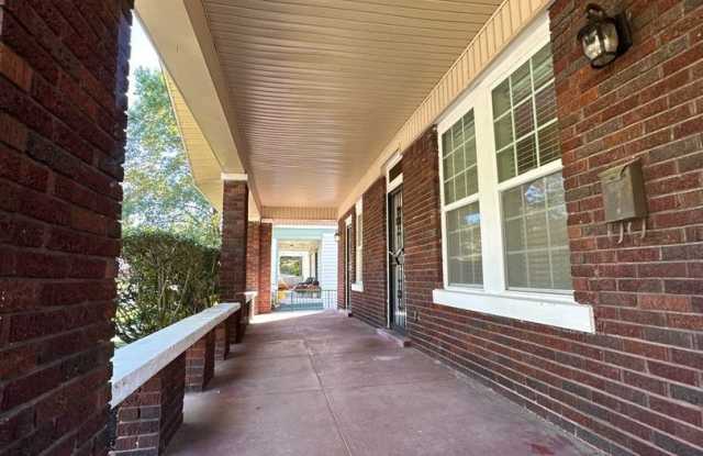 RHODES AREA 4 Bedroom /2.5 Bath House! Gorgeous New Floors Gallery 4