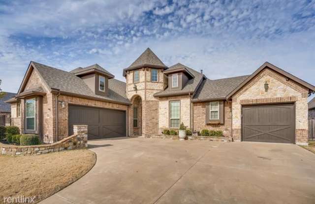 108 McKinley Drive - 108 Mckinley Drive, Burleson, TX 76028
