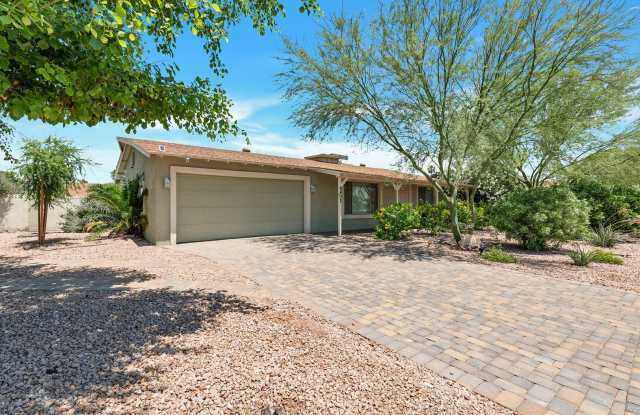 Fabulous Scottsdale home with a pool and spa - 8402 East Clarendon Avenue, Scottsdale, AZ 85251