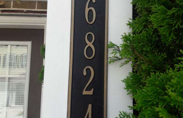 6824 Blackstone Gallery 3