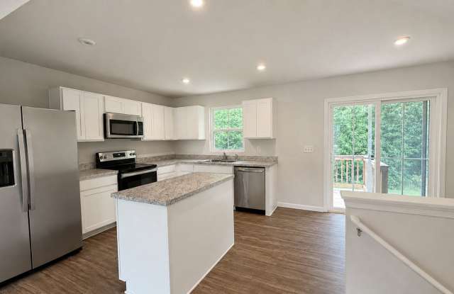 Charming 3-Bedroom Suffolk Home with Garage & Deck Gallery 3