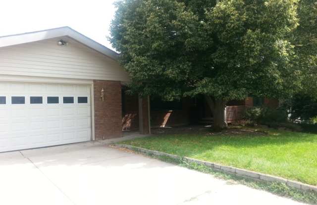 Beautiful Ranch-Style Home with Finished Basement & Huge Fenced Yard photos photos