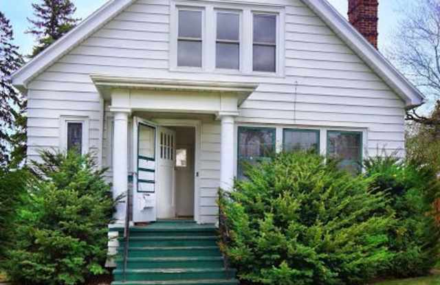 AVAILABLE JUNE - 6 Bedroom/2 Bathroom House in Lakeside - 4124 East Superior Street, Duluth, MN 55804