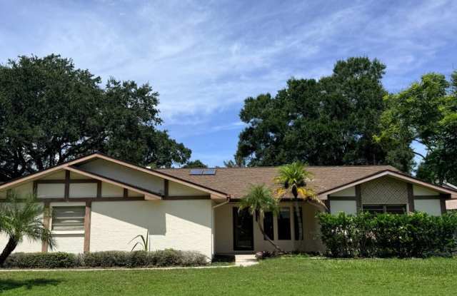 3-Bedroom, 2.5 Bath Single Family for Rent in Clearwater, FL|  Modern Kitchen  | Fenced backyard Gallery 3