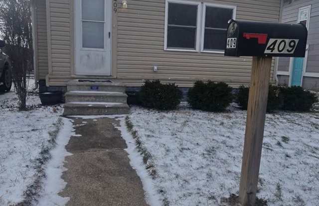 Spacious 2 Bedroom - 1 Bath, Enclosed porch and provided Washer/Dryer! photos photos