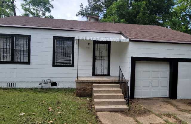 Great 3 bedroom/2 bath home with Oven, Refrigerator, Garage, Central Air  Heat! photos photos