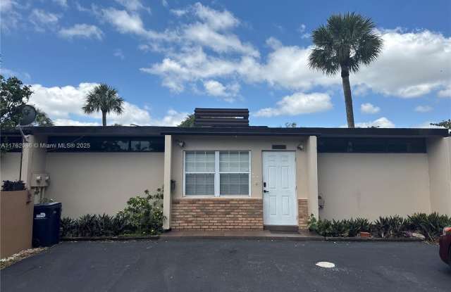 15018 Royal Palm Ct - 15018 Royal Palm Court, Miami Lakes, FL 33014