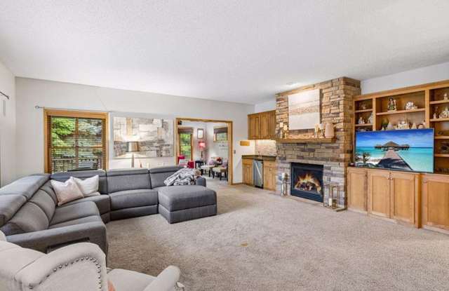 One-Level Luxury Townhome with Gourmet Kitchen, Large Primary Suite, Fireplace, Furnished or Unfurnished! Gallery 4
