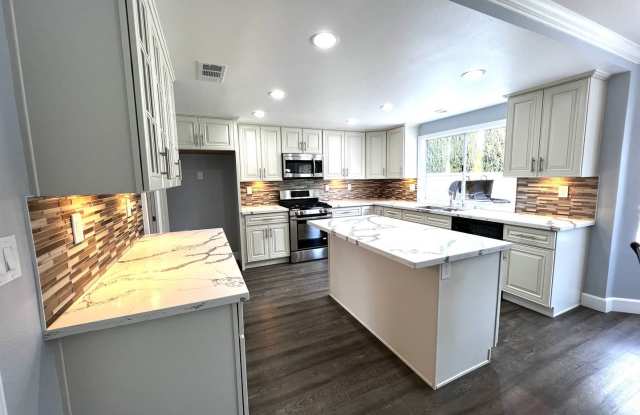 658 Coldbrook Gallery 2