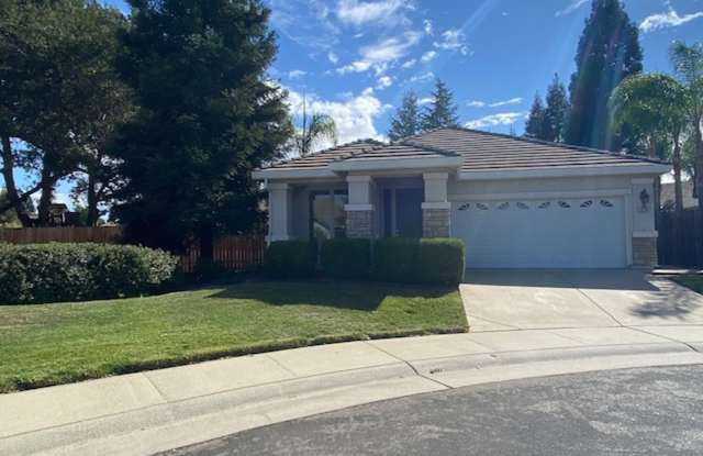 Available Sept 1st. Nice Roseville home with large yard! Gallery 1