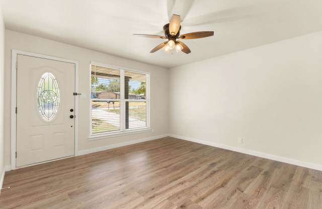 807 BOULDER DR Gallery 3
