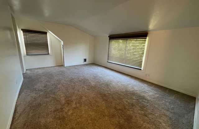 12935 SW Beaverdam Road ~ Super Convenient Location! Gallery 3
