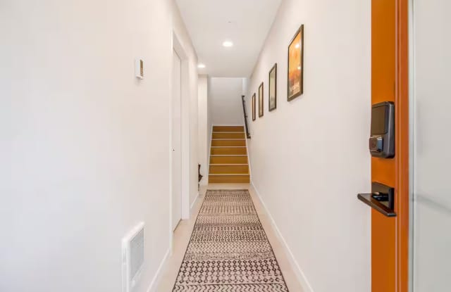 2Bd/2.5Ba Seattle Townhome Gallery 3