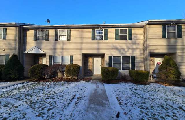 Large 2 Bedroom Townhouse - Burrell School District - Next to Hill Crest Country Club photos photos