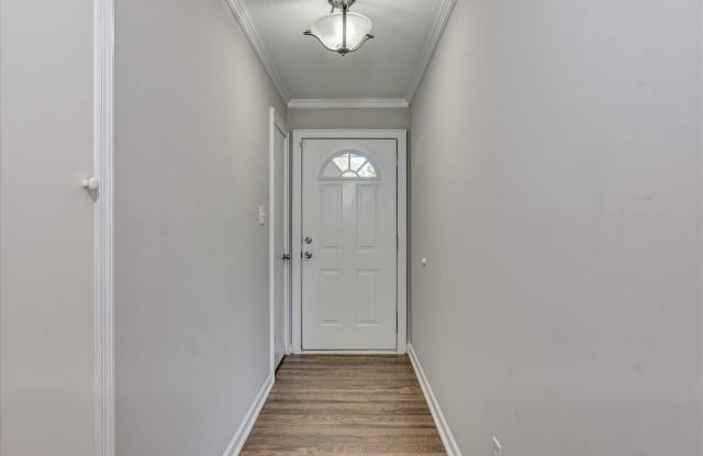 523 Travis Court Gallery 4