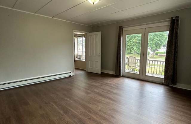 3 Bedroom Apartment Near UW-La Crosse with Off-Street Parking Gallery 1