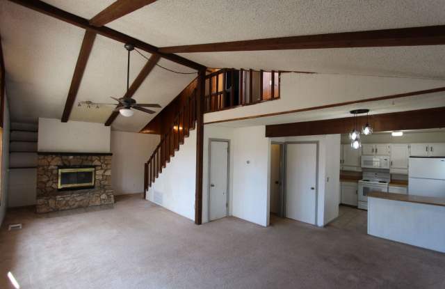 Eastside Country Club 3-Bed Townhome with Vaulted Ceilings photos photos