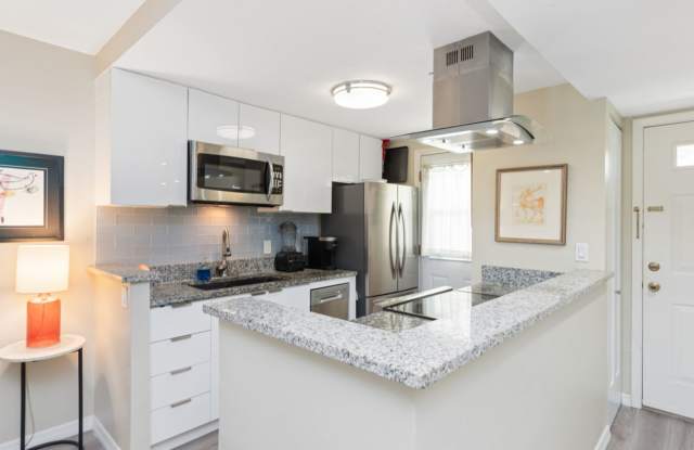 **Walk to the beach and Downtown Naples**SEASONAL FURNISHED RENTAL AVAILABLE** 2 BEDS 2 BATHS ** Gallery 4