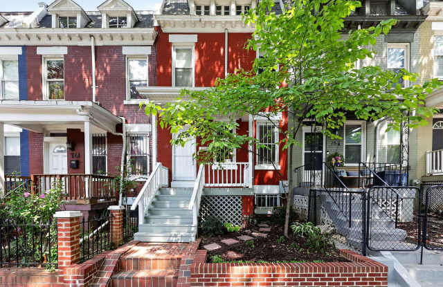 Charming Wardman-Style Rowhouse in Columbia Heights — Private Deck & Fenced Yard photos photos Charming Wardman-Style Rowhouse in Columbia Heights — Private Deck & Fenced Yard photos photos