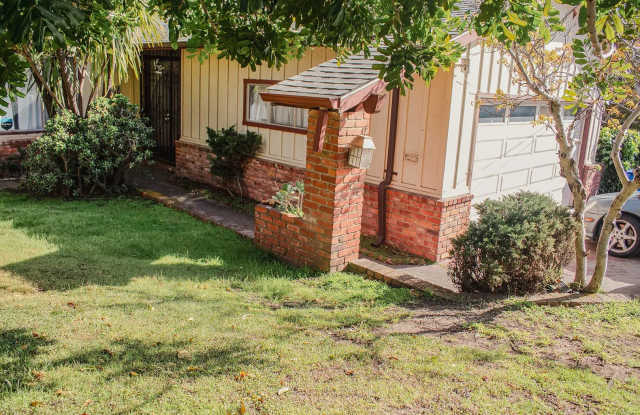 Beautiful 3-Bedroom Mid-Century Ranch in Oakland - Expansive Garden & Modern Updates Gallery 3